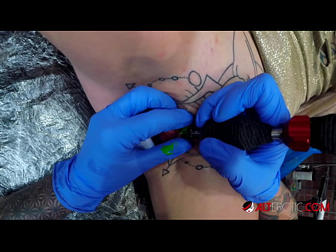 ❤️ Extremt tatuerade snyggingen Sully Savage fick en tatuering på sin klitoris ️ Porno at us sv.hentai-for.ru ❌❤